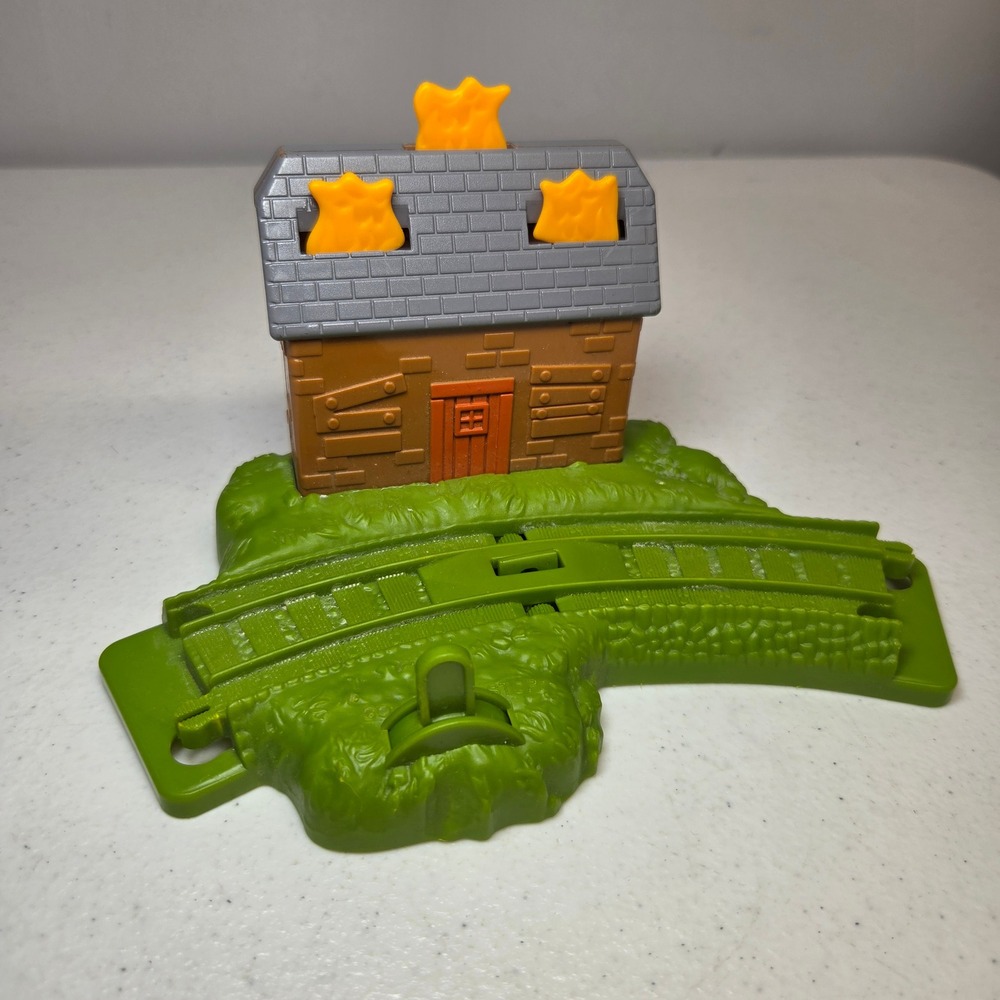 Mattel Thomas Friends TrackMaster Y8756 Fire House Burning Building Toy